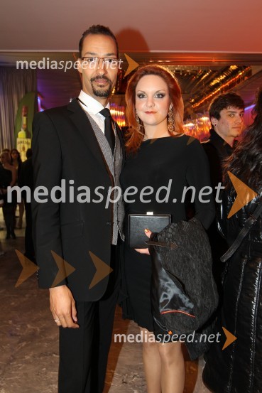 Seku Mady Conde, TV voditelj in spremljevalka Tanja RosandičViktorji 2011, rdeča preproga in VIP dogajanje