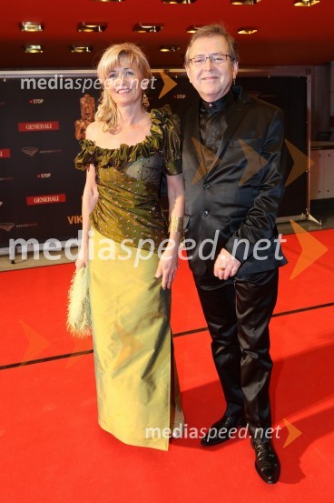 Tomaž Kozlevčar, glasbenik in soproga EvaViktorji 2011, rdeča preproga in VIP dogajanje