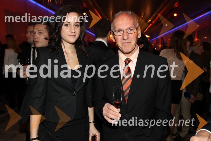 Maša in dedek Miro Cerar, nekdanji gimnastičar in predsednik Olimpijske akademije ter ambasador za fair playViktorji 2011, rdeča preproga in VIP dogajanje