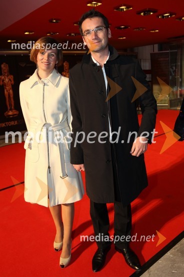 Tina Skočaj in Gregor Draksler, vodja marketinga, Peugeot Slovenija, d.o.o.Viktorji 2011, rdeča preproga in VIP dogajanje