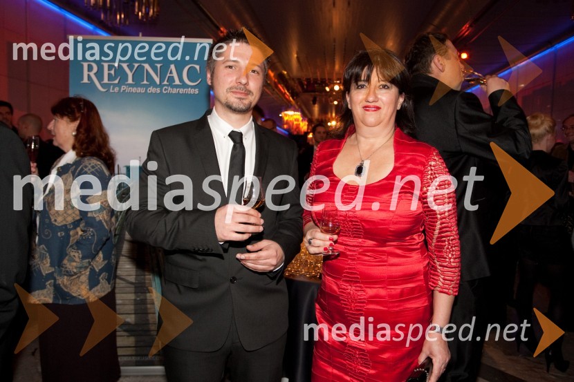 Simon Prelesnik, programski urednik Radia Aktual in Romana Razgor, direktorica Ekskluziva 4UViktorji 2011, rdeča preproga in VIP dogajanje