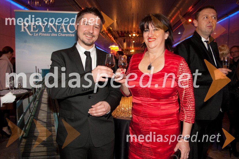 Simon Prelesnik, programski urednik Radia Aktual in Romana Razgor, direktorica Ekskluziva 4UViktorji 2011, rdeča preproga in VIP dogajanje