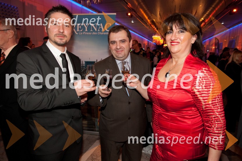 Simon Prelesnik, programski urednik Radia Aktual, Christophe Guillet, direktor izvoza za vzhodno Evropo, H. Mounier, Francija in Romana Razgor, direktorica Ekskluziva 4UViktorji 2011, rdeča preproga in VIP dogajanje