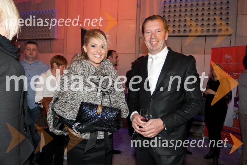 Niki, pevka in Gianni Rijavec, glasbenikViktorji 2011, rdeča preproga in VIP dogajanje