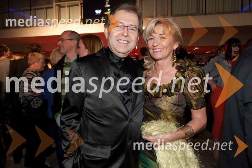 Tomaž Kozlevčar, glasbenik in soproga EvaViktorji 2011, rdeča preproga in VIP dogajanje