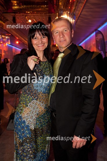 Nataša Bešter, voditeljica oddaje Štiri tačke in soprog DinoViktorji 2011, rdeča preproga in VIP dogajanje