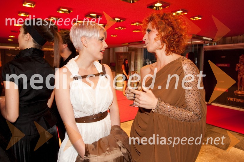 Maša Kljun, voditeljica in Nika Veger, stilistkaViktorji 2011, rdeča preproga in VIP dogajanje