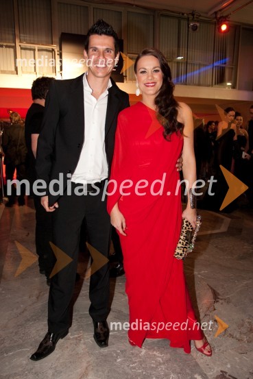 Sandi Škaler in Rebeka Dremelj, pevkaViktorji 2011, rdeča preproga in VIP dogajanje