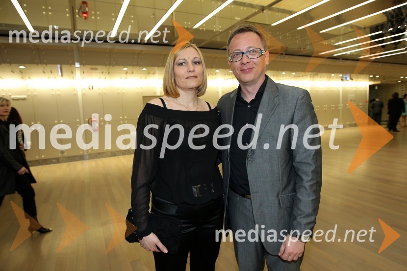 Robert Pečnik - Pečo, voditelj na radiu Hit in soproga AljaViktorji 2011, rdeča preproga in VIP dogajanje