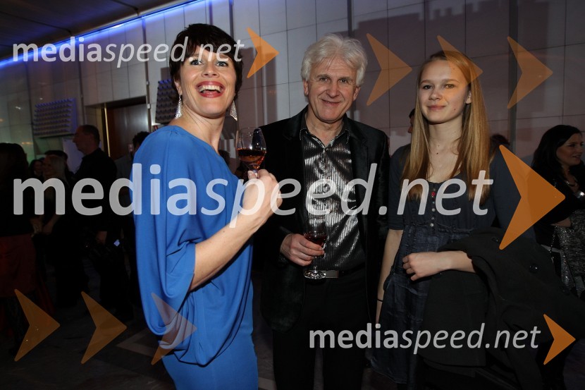 Andrej Šifrer, pevec, spremljevalka Tanja in hči KoraViktorji 2011, rdeča preproga in VIP dogajanje