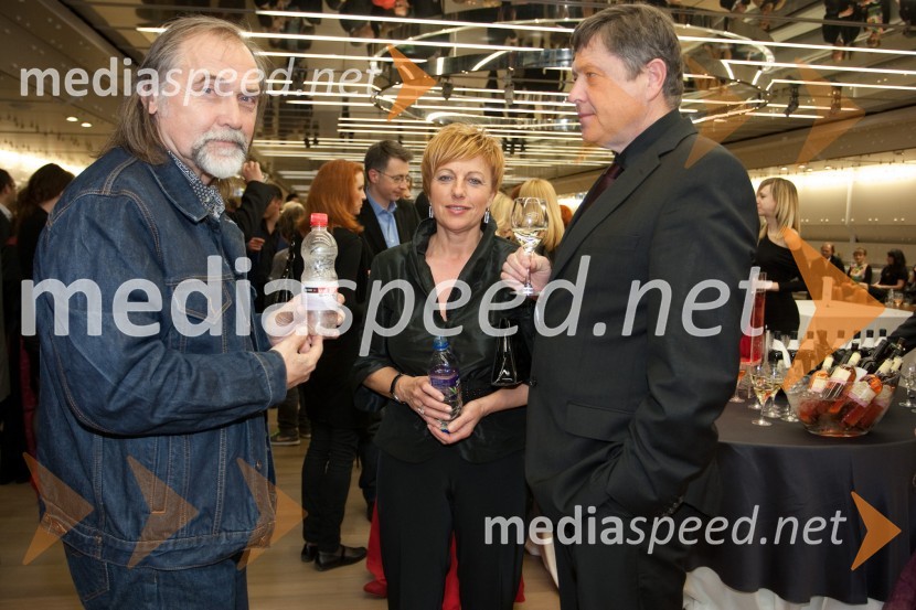 Dragan Bulič, moderator, Rosvita Pesek, novinarka in spremljevalec Mitja Ferenc, član skupine Prifarski muzikantiViktorji 2011, rdeča preproga in VIP dogajanje