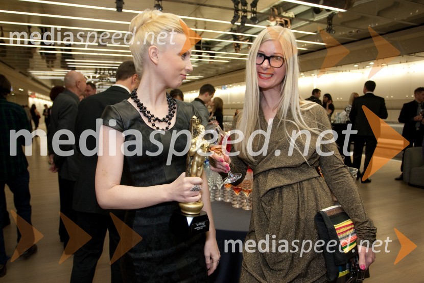 Polona Balantič, novinarka in Natalija Pihler, profesorica nemščineViktorji 2011, rdeča preproga in VIP dogajanje