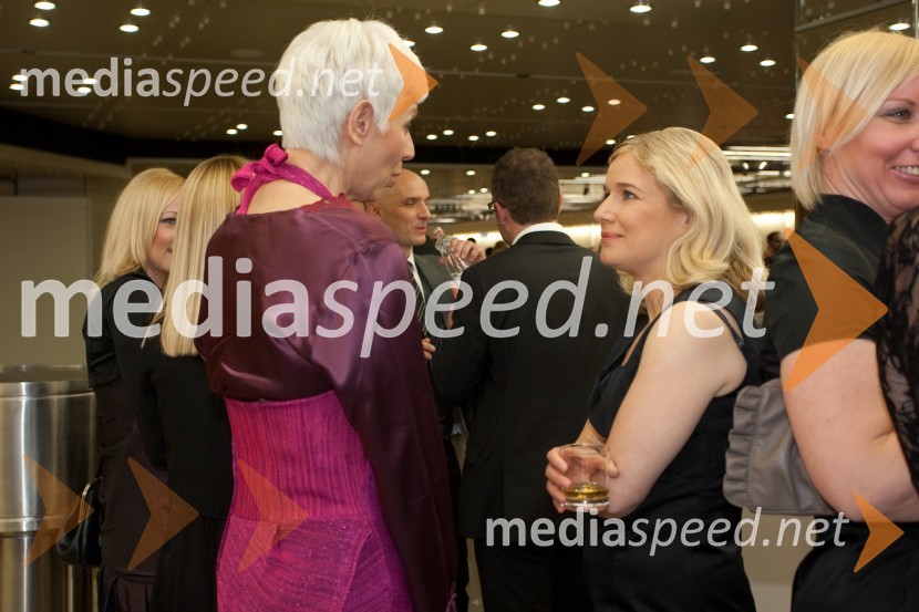 Barbara Drnač, novinarka in Manica Janežič Ambrožič, novinarkaViktorji 2011, rdeča preproga in VIP dogajanje