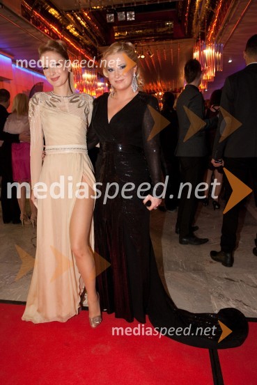 Maja Ferme, modna oblikovalka in Danica LovenjakViktorji 2011, rdeča preproga in VIP dogajanje