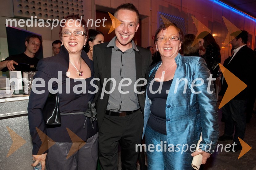 Monika Povšič, pomočnica poslovne direktorice Dela, Rok OStrež, moderator in Sabrina Povšič Štimec, odnosi z javnostmi RTV SlovenijaViktorji 2011, rdeča preproga in VIP dogajanje