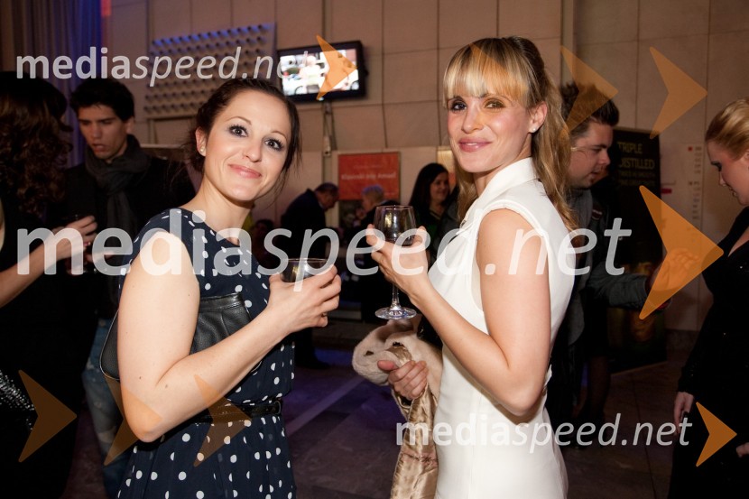 Mateja Ropoša, novinarka in Špela Jambrek, novinarkaViktorji 2011, rdeča preproga in VIP dogajanje