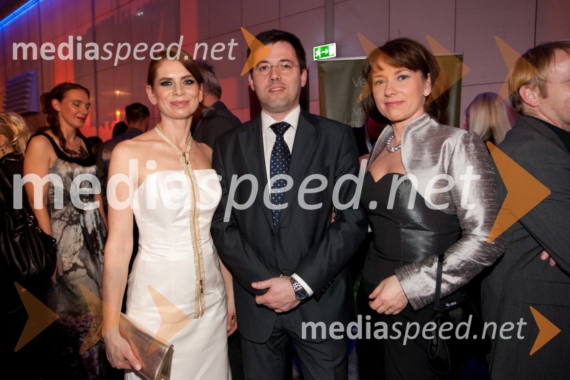 Eva Longyka Marušič, voditeljica, Andrej Koletič, prokurist, Mint IH in soproga Mojca Hergouth Koletič, direktorica Mint International House LjubljanaViktorji 2011, rdeča preproga in VIP dogajanje
