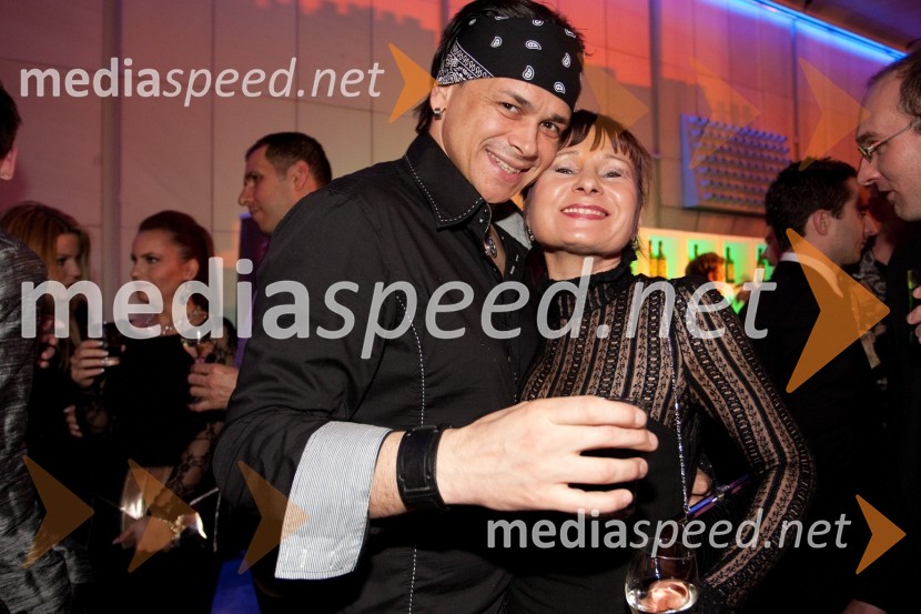 Samuel Lukas, glasbenik in Violeta Tomič, igralkaViktorji 2011, rdeča preproga in VIP dogajanje