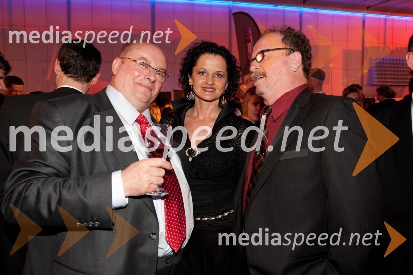 Gojmir Lešnjak Gojc, igralec, Irena Brunec-Tebi, kiparka in Tomaž Domicelj, glasbenikViktorji 2011, rdeča preproga in VIP dogajanje