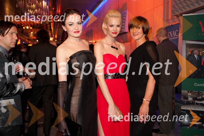 Iryna Osypenko Nemec, manekenka, Tjaša Kokalj, Miss Universe Slovenije 2007 in Maja Štamol Droljc, modna oblikovalkaViktorji 2011, rdeča preproga in VIP dogajanje