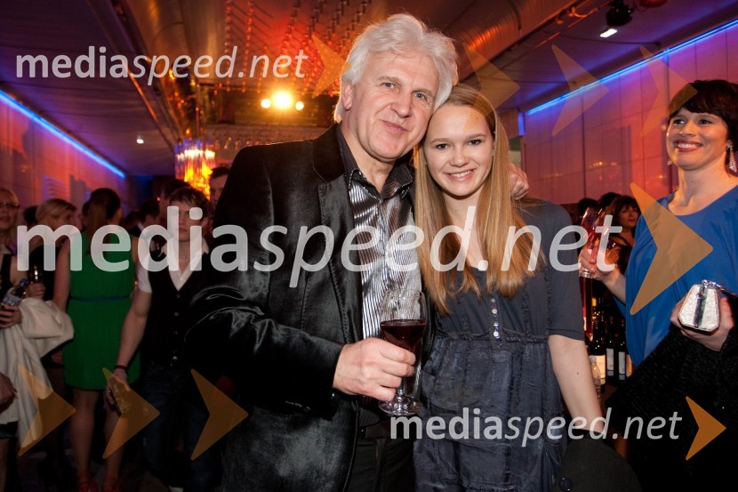 Andrej Šifrer, glasbenik in hči KoraViktorji 2011, rdeča preproga in VIP dogajanje