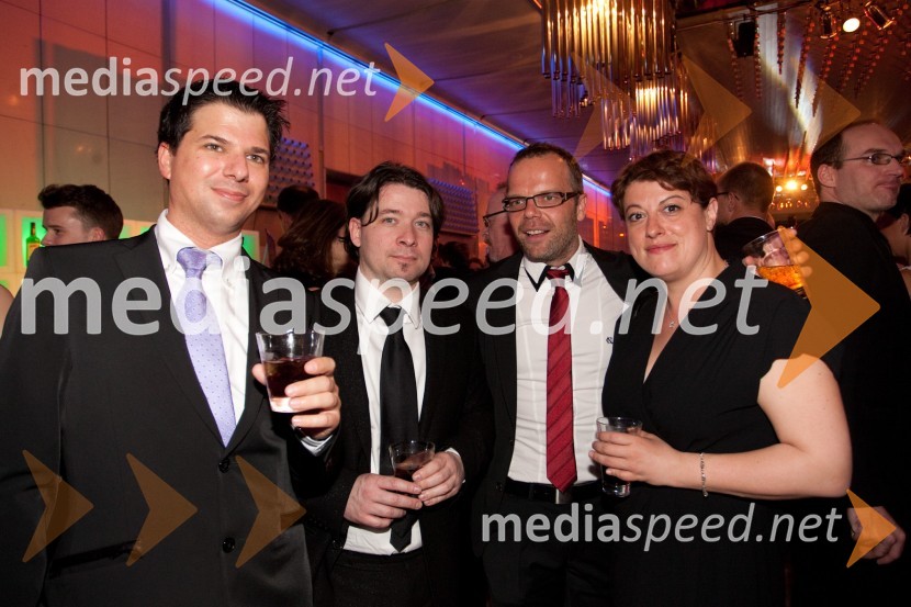 Igor Klun, namestnik direktorja Skupina Krater – Krater Media, Martin Senica, urednik revije Stop, Bojan Traven, novinar Pogledi Slovenije s soprogoViktorji 2011, rdeča preproga in VIP dogajanje