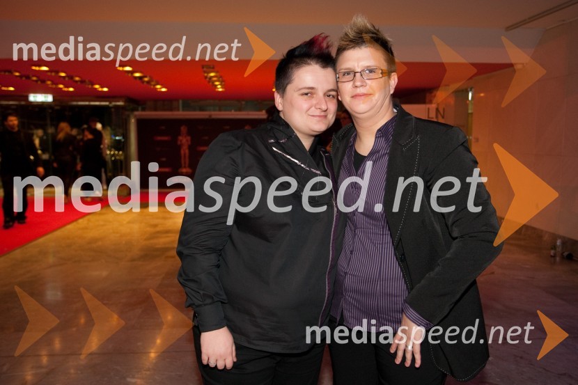 Martina Ipša, stand up komičarka in Janja ZdolšekViktorji 2011, rdeča preproga in VIP dogajanje