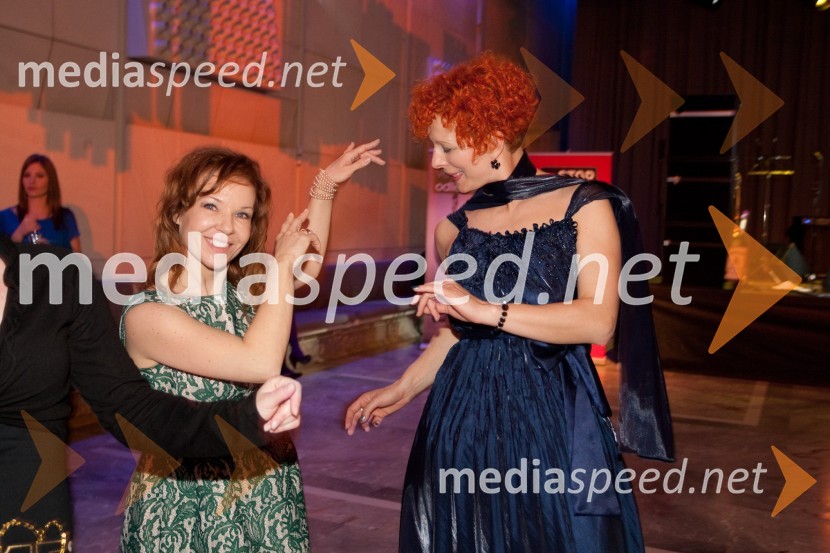 Regina Kogoj, pevka in Mateja Štabuc, VinagViktorji 2011, rdeča preproga in VIP dogajanje