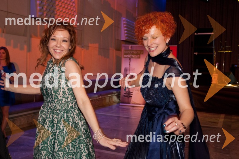 Regina Kogoj, pevka in Mateja Štabuc, VinagViktorji 2011, rdeča preproga in VIP dogajanje