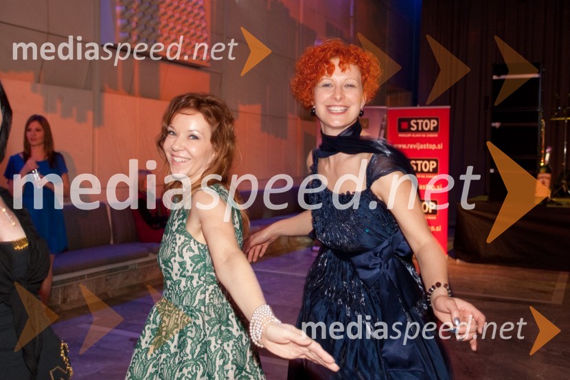 Regina Kogoj, pevka in Mateja Štabuc, VinagViktorji 2011, rdeča preproga in VIP dogajanje