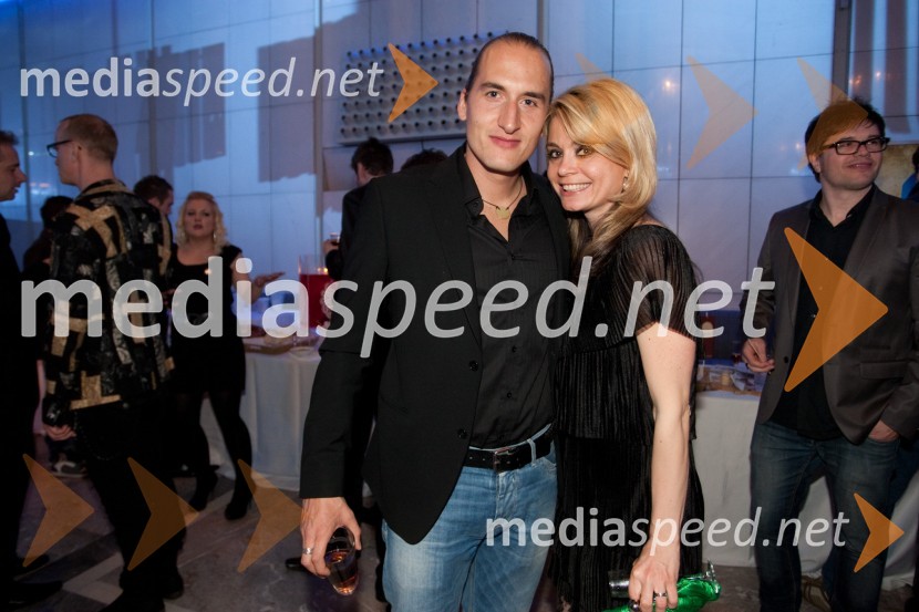 Vid Valič, voditelji in Nina Vipotnik, vodja marketinga v EmporiumuViktorji 2011, rdeča preproga in VIP dogajanje