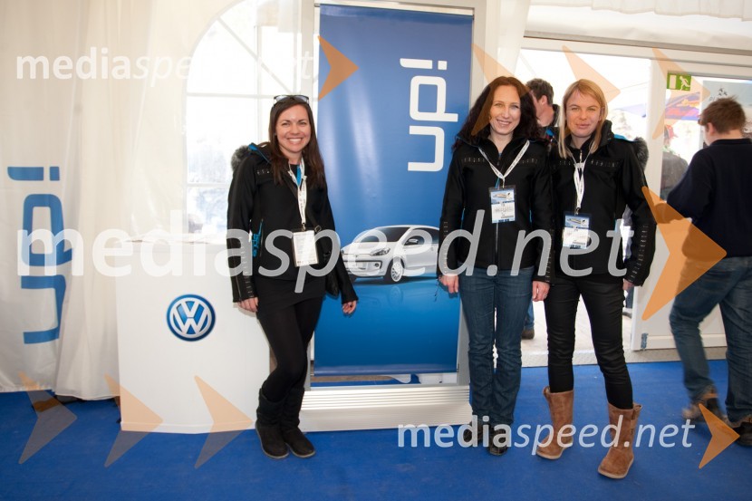 Petra Korošec, Porsche Slovenija in Nuša Božiček, Porsche Slovenija in Klaudija Jozič, Porsche SlovenijaPlanica 2012, finale v smučarskih poletih, ekipna tekma