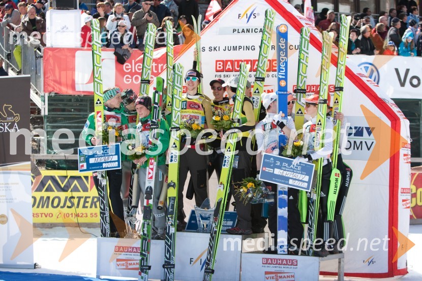 2. mesto: Norveška, 1. mesto: Avstrija in 3. mesto: NemčijaPlanica 2012, finale v smučarskih poletih, ekipna tekma