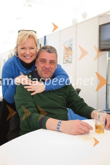 Sabrina Pečelin, vodja odnosov z javnostmi pri Porsche Slovenija d.o.o. in življenjski sopotnik Aleš RadeljPlanica 2012, finale v smučarskih poletih, ekipna tekma