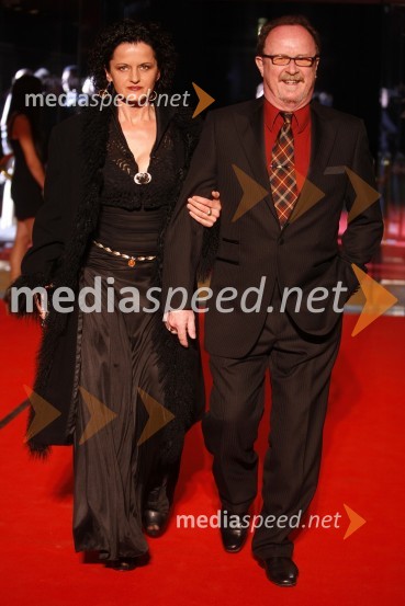 Irena Brunec-Tebi, kiparka in Tomaž Domicelj, glasbenikViktorji 2011, rdeča preproga in VIP dogajanje