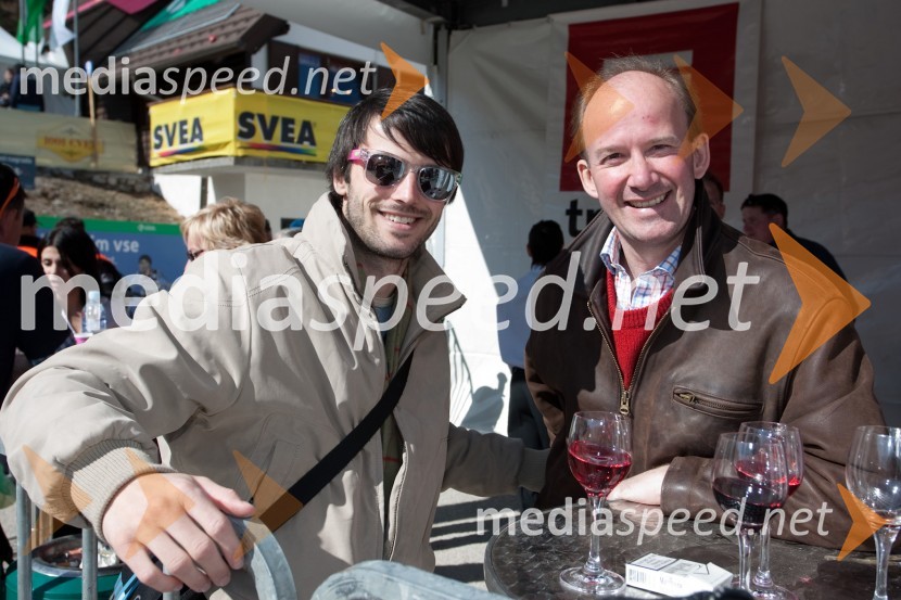 Bruno Nikolič, pravnik in Andrew Page, veleposlanik Velike Britanije v SlovenijiPlanica 2012, finale v smučarskih poletih, ekipna tekma