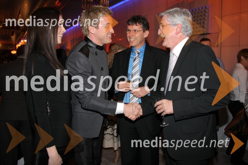 	Ana, punca Denisa Avdić, Denis Avdić, moderator, mag. Aleš Lisac in Petar RadovićViktorji 2011, rdeča preproga in VIP dogajanje