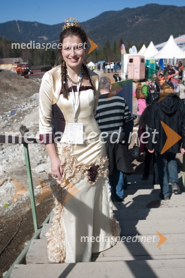 Martina Baškovič, vinska kraljica Slovenije 2012 	Planica 2012, finale v smučarskih poletih, ekipna tekma