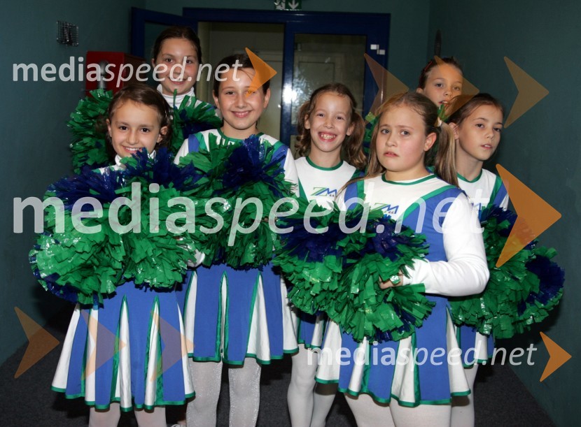 Zoje, nogometne navijačice Zavarovalnice MariborNogometna tekma -  politiki : gospodarstveniki