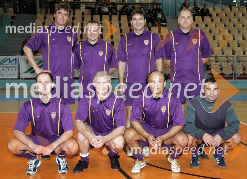 Ekipa politikovNogometna tekma -  politiki : gospodarstveniki