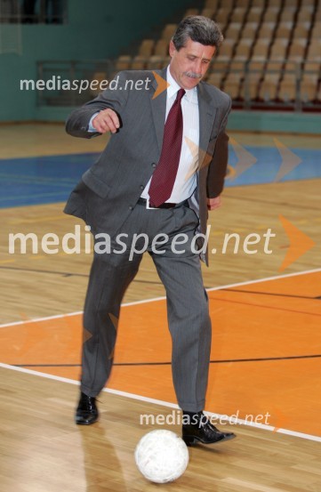 Drago Cotar, predsednik uprave Zavarovalnice MariborNogometna tekma -  politiki : gospodarstveniki