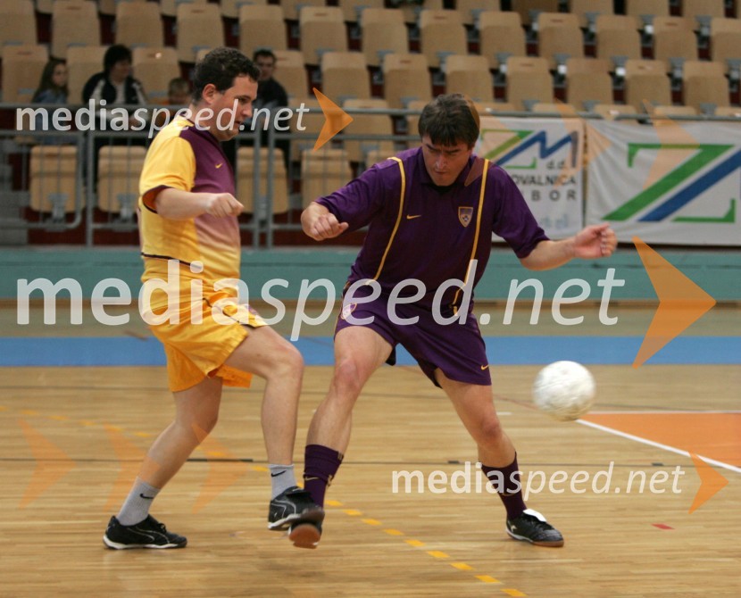 Damijan Koletnik, direktor Dravskih elektrarn Maribor in predsednik Nadzornega sveta Telekoma Slovenije in dr. Milan Zver, minister za šolstvo in športNogometna tekma -  politiki : gospodarstveniki