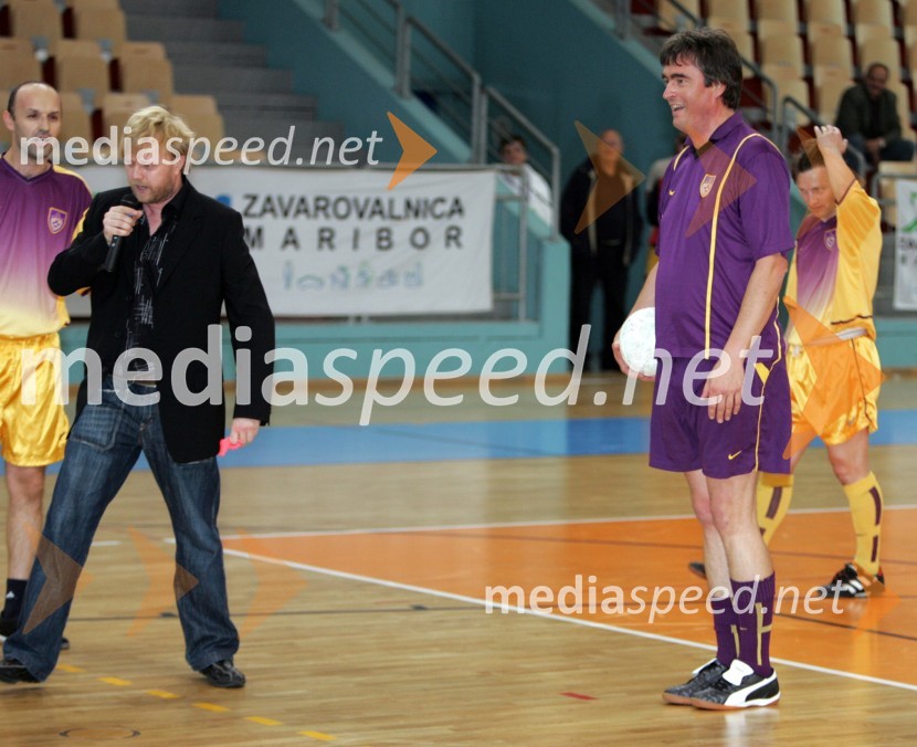 Matjaž Javšnik, igralec in dr. Milan Zver, minister za šolstvo in športNogometna tekma -  politiki : gospodarstveniki