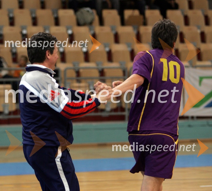 Gregor Pivec, direktor Splošne bolnišnice Maribor in dr. Milan Zver, minister za šolstvo in športNogometna tekma -  politiki : gospodarstveniki