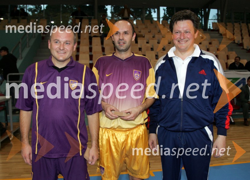 Franc Kangler, poslanec SLS, Tomaž Ranc, glavni ter odgovorni urednik Večera in Gregor Pivec, direktor Splošne bolnišnice MariborNogometna tekma -  politiki : gospodarstveniki