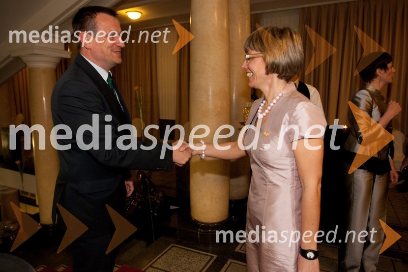 Anton Horvatič in  Vera Aljančič Falež, članica uprave Mercatorja, predsednica Lions kluba VivaDobrodelni dogodek Lions kluba Viva