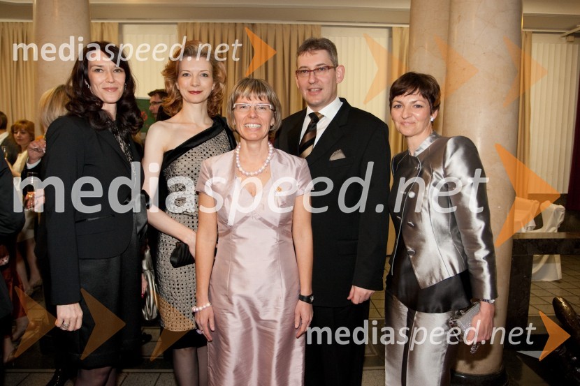 	Anja Strojin Štampar, podpredsednica Lions kluba Viva, Metoda Debeljak, Vera Aljančič Falež, članica uprave Mercatorja, predsednica Lions kluba Viva, Žiga Debeljak, predsednik uprave družbe Mercator d.d. in Maja Makovec Brenčič, prodekanja za razvoj na Ekonomski fakulteti v Ljubljani, podpredsednica Lions kluba VivaDobrodelni dogodek Lions kluba Viva