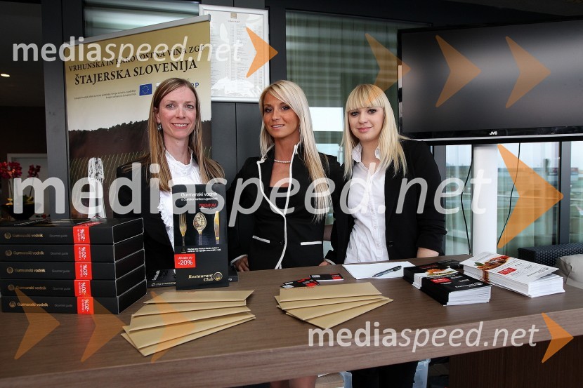 Ivana Klarić, Anja Bohinc Rupret, urednica in managerka Ispace ter Kaja PetrovičZaključna prireditev Guest Star 2011 - Izbor tujih osebnosti leta
