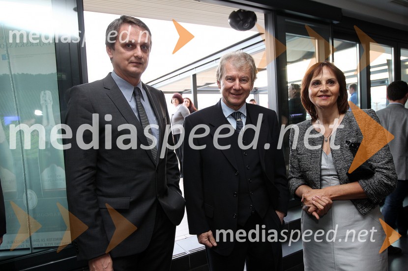 Tomaž Kancler, podžupan MOM, prof. dr. Davorin Kračun, Ekonomsko poslovna fakulteta Univerze v Mariboru in soproga Andreja Kračun, predsednica dobrodelnega združenja Koraki za korakceZaključna prireditev Guest Star 2011 - Izbor tujih osebnosti leta