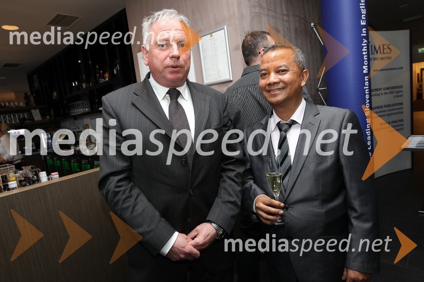 Srečko Trglec, vodja Regionalni center RTV Slovenija Maribor ter Joseph Rakotorahalahy, glasbenik in pripovedovalec zgodbZaključna prireditev Guest Star 2011 - Izbor tujih osebnosti leta